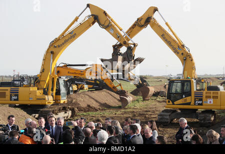 Taoiseach Leo Varadkar spricht mit den Medien bei der offiziellen Zeremonie Sod-Turning für die neue Start- und Landebahn am Flughafen Dublin. Stockfoto