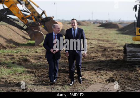 Taoiseach Leo Varadkar (rechts) und Verkehrsminister Shane Ross auf der offiziellen Sod-Turning Zeremonie für die neue Start- und Landebahn am Flughafen Dublin. Stockfoto