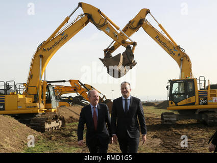 Taoiseach Leo Varadkar (rechts) und Verkehrsminister Shane Ross bei der offiziellen SOD-Wendezeremonie für die neue Start- und Landebahn am Flughafen Dublin. Stockfoto