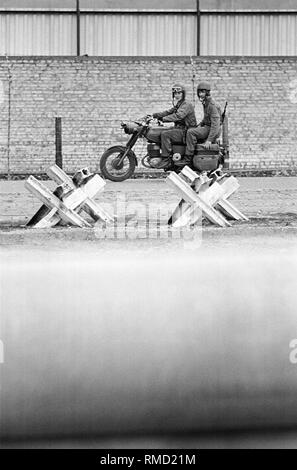 Ddr-grenzsoldaten Patrouille im Grenzgebiet auf dem Gelände des einstigen Nordbahnhofs im Bezirk Mitte. Stockfoto