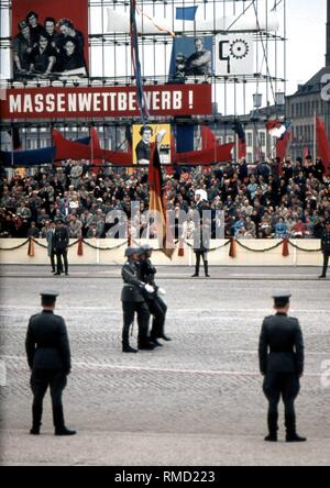 Militärische Zeremoniell am militärischen Parade der Nationalen Volksarmee (NVA) am 1. Mai 1960 auf dem Marx-Engels-Platz in Berlin Ost Stockfoto