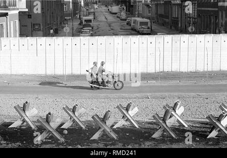 Ddr-grenzsoldaten Patrouille in der eingeschränkten Bereich der?? die Berliner Mauer entlang der Bernauer Straße im Stadtteil Wedding. Stockfoto