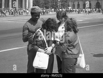 Die Weltfestspiele der Jugend und Studenten zwischen dem 28. Juli - 5. August, 1973 in Ost-Berlin: junge Menschen aus der DDR treffen ausländische Gäste. Stockfoto