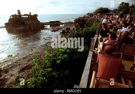 Touristen Blick am Tanah Lot Tempel auf einer kleinen Insel im Meer. Stockfoto