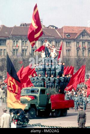 Mitglieder der premilitary Gesellschaft für Sport und Technik (GST), (Englisch: Sport und Technology Association) und die Armee Sport Verein bitten Vorwaerts bei einer Kundgebung am 1. Mai 1959 auf dem Marx-Engels-Platz in Ost-Berlin. Stockfoto