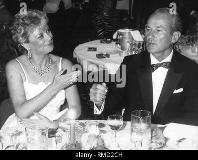 Reinhard Mohn, der CEO von Bertelsmann und seine Frau Liz Mohn an der Nächstenliebe ball von ihnen organisierten, die sogenannte "rosenball" in der Stadthalle Gütersloh. Stockfoto