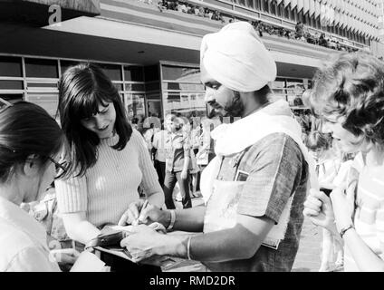 Die Weltfestspiele der Jugend und Studenten zwischen dem 28. Juli - 5. August, 1973 in Ost-Berlin: junge Menschen aus der DDR treffen ausländische Gäste. Stockfoto