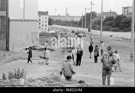 Im Juli 1990 begann die systematische und vollständige Abbau der Grenzanlagen in Berlin. Die Berliner folgen Sie den Fortschritt der Abbrucharbeiten mit großer Aufmerksamkeit und Neugier. Das ehemalige Sperrgebiet wird zu einem bevorzugten Wohnort für viele Menschen in diesen Tagen. Das Bild zeigt das ehemalige Sperrgebiet in der Bernauer Straße im Stadtteil Wedding. Stockfoto