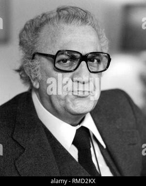 Federico Fellini (1920-1993), italienischer Regisseur und Drehbuchautor. Stockfoto