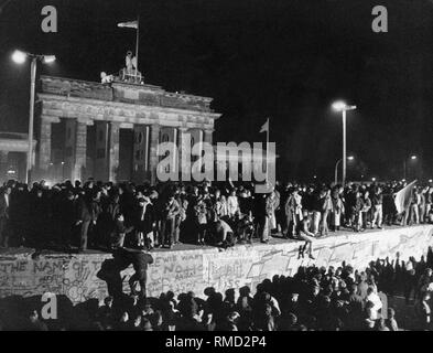 Am 9. November 1989 die DDR öffnete die Grenzübergänge für allgemeine touristische Verkehr. Tausende Menschen versammelten sich in der Nacht an den Fall der Mauer zu feiern. Stockfoto