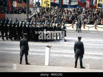 Militärische Zeremoniell am militärischen Parade der Nationalen Volksarmee (NVA) am 1. Mai 1960 auf dem Marx-Engels-Platz in Ost-berlin mit der Parade der ein Band der NVA. Stockfoto