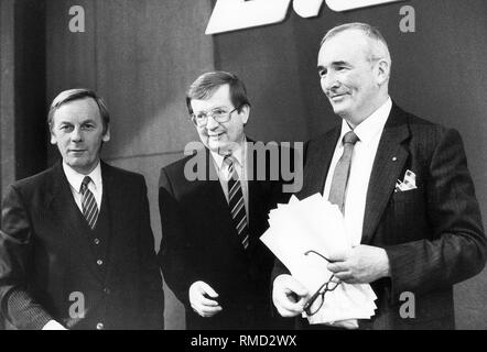 Franz Handlos, Bundes Vorsitzender der neuen Partei "Die Republikaner" mit seinen beiden Stellvertretern Ekkehard Voigt und Franz Schoenhuber auf dem Kongress am 27. November 1983 im Hilton Hotel in München. Stockfoto