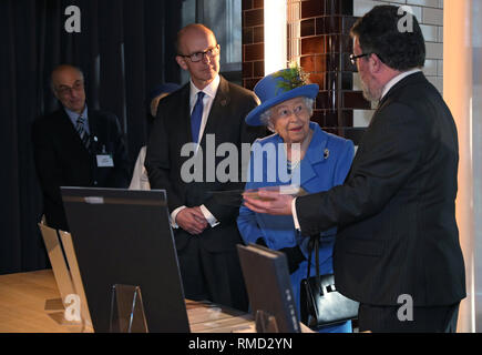 Königin Elizabeth II. sieht auf Artefakte wie trifft sie mit GCHQ Direktor Jeremy Fleming und Historiker Tony Comer bei einem Besuch in Watergate House in London die 100-Jahrfeier der GCHQ, der britischen Intelligenz, Sicherheit und Cyber Agentur zu markieren. Stockfoto