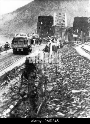 Nach einem erfolglosen Detonation, die Ludendorff Brücke über den Rhein bei Remagen in die Hände der Amerikaner gefallen war unbeschädigt, hier Truppen überqueren Sie den Rhein. Stockfoto