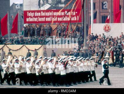 Militärische Zeremoniell am militärischen Parade der Nationalen Volksarmee (NVA) am 1. Mai 1959 auf dem Marx-Engels-Platz im Osten von Berlin mit einer Brass Band der Volksmarine. Stockfoto