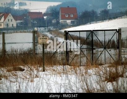 Die Gemeinde Melpers in der DDR, jenseits des Zaunes, an der innerdeutschen Grenze. Stockfoto