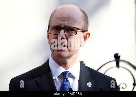 GCHQ Direktor Jeremy Fleming bietet eine Rede als trifft er sich mit Queen Elisabeth II bei ihrem Besuch in Watergate House in London die 100-Jahrfeier der GCHQ, der britischen Intelligenz, Sicherheit und Cyber Agentur zu markieren. Stockfoto