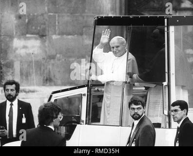 Papst Johannes Paul II. Winken von seinem "Papamobil" bei den Gläubigen, die anlässlich seines Besuchs in Deutschland gesammelt. Stockfoto