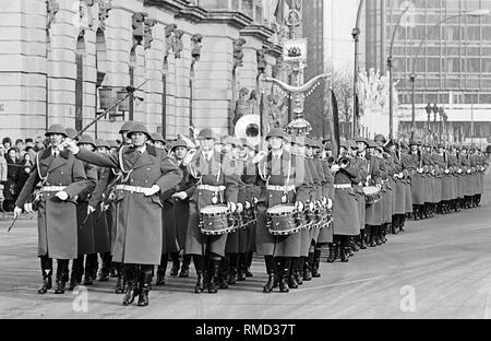 Großer Wachaufzug (Parade und Ändern der Ehrengarde) der Schutzvorrichtung Regiment' jenem Friedrich-Engels" an der Gedenkstätte für die Opfer des Faschismus und Militarismus in der Straße Unter den Linden/Ost Berlin. Anlass ist der 30. Jahrestag der Gründung der NVA. Stockfoto