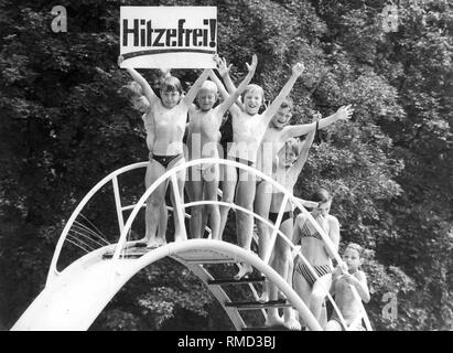 Die Schüler einer Grundschule im Außenpool ihre Zeit verbringen, weg von der Schule aufgrund der extrem heißen Wetter. Stockfoto