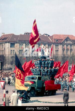 Mitglieder der premilitary Gesellschaft für Sport und Technik (GST), (Englisch: Sport und Technology Association) und die Armee Sport Verein bitten Vorwaerts bei einer Kundgebung am 1. Mai 1959 auf dem Marx-Engels-Platz in Ost-Berlin. Stockfoto