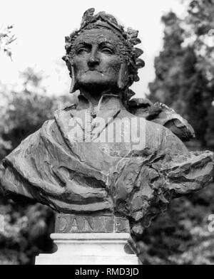 Die Büste von Dante Alighieri, der berühmte italienische Dichter, steht in Torbole am Gardasee. Er lebte von 1265 bis 1321. Stockfoto