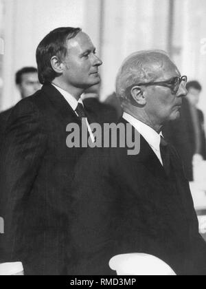 Die saarländische Ministerpräsident Oskar Lafontaine (links) nimmt den Stand der Vorsitzende der DDR Erich Honecker, die in Neunkirchen im Saarland geboren wurde. Stockfoto