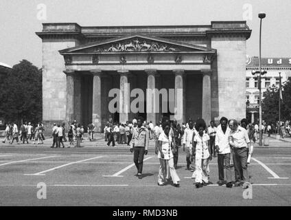 Weltfestspiele der Jugend und Studenten vom 28. Juli bis 5. August 1973 in Ost-Berlin: junge Menschen aus der DDR und ausländische Gäste vor der Neuen Wache auf Unter den Linden. Stockfoto