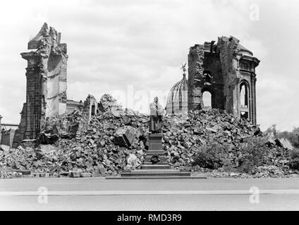 Die Ruine der Frauenkirche auf dem Neumarkt in Dresden, die durch einen Luftangriff im Februar 1945 zerstört wurde. Bis zum Beginn der Rekonstruktion am 4. Januar 1993, es war ein Mahnmal gegen Krieg und Gewalt. Im Vordergrund die Martin Luther Denkmal. Stockfoto