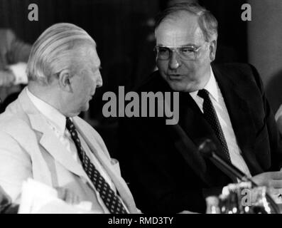 Der ehemalige Bundeskanzler der Union, Kurt Georg Kiesinger, im Gespräch mit Helmut Kohl während der Regierungswechsel in 1982. Stockfoto