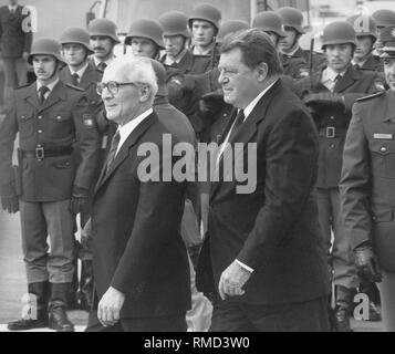 Vorsitzender des Staatsrates der DDR, Erich Honecker, ist für einen Besuch des Bayerischen Ministerpräsidenten Franz Josef Strauss am letzten Tag seiner Reise in Deutschland erhalten. Stockfoto