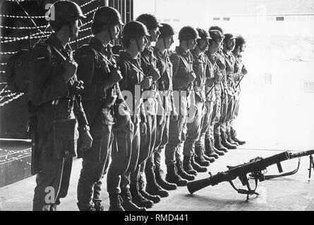 Soldaten des Pionierbataillon 310 in den Rhein Kaserne in Koblenz, bevor Sie eine Übung gefüttert. Vor der Gruppe ist ein MG3 Maschinengewehr und eine Bazooka. Stockfoto