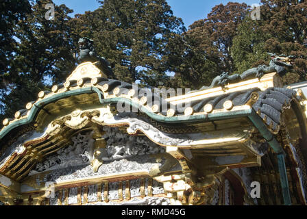 Drachen auf die reich verzierten Eingang zu den wichtigsten Gebet Hall (Haiden), Tosho-gu, Nikko, Japan Stockfoto