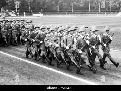 Militärische Zeremonie anlässlich der Vereidigung von Absolventen der offiziershochschule "Ernst Thälmann" der Landstreitkräfte der Nationalen Volksarmee (NVA) der DDR in Löbau. Stockfoto