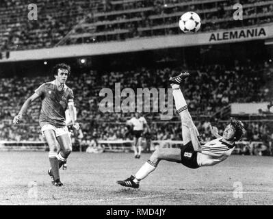 Ein bemerkenswertes Ziel beim Spiel der Deutschen gegen die französische Nationalmannschaft bei der Fußball-WM 1982: Klaus Fischer zählte der Equalizer mit dem Fahrrad kick nach einem 1:3-Defizit, bevor ein Elfmeterschießen nahmen die Deutschen im Finale. Stockfoto