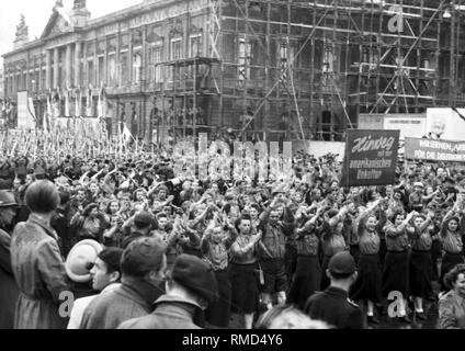 Massenbereitstellung von Mitglieder der FDJ am Ende der Deutschlandtreffen (Deutschland) der DDR-Jugendorganisation in Ost Berlin, Demonstranten mit anti-amerikanischen Parolen. Stockfoto