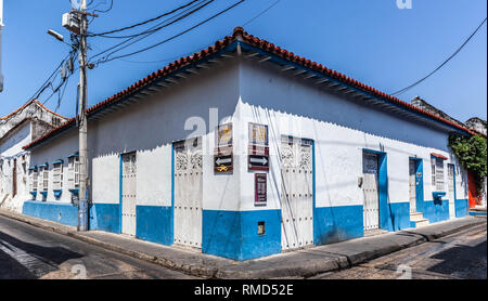 Haus auf der Ecke der Calle de Tumbamuertos mit der Calle de Los Siete Infantes, Barrio San Diego, Cartagena de Indias, Kolumbien. Stockfoto