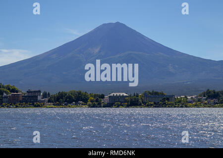 Mount Fuji Blick über Kawaguchiko See im Sommer Stockfoto