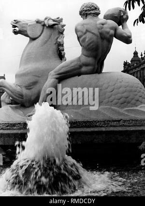 Die Wittelsbacher Brunnen (Brunnen) am Lenbachplatz in München zeigt einen Mann auf einem Pferd mit einem Rock. Stockfoto