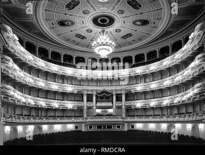 Das Haus der wiederaufgebauten Semperoper am Theaterplatz in Dresden. Stockfoto