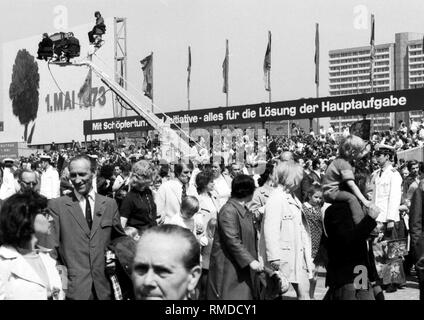 Demonstration am 1. Mai 1973 im Berliner Osten mit Bannern, Fahnen, Banderolen und Slogans vor der Tribüne am Marx-Engels-Platz. Stockfoto