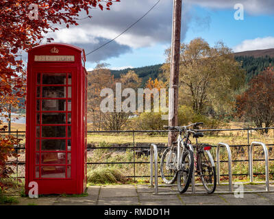 Fahrrad parken Rack neben einer Telefonzelle, Rannoch Bahnhof, Highland Perthshire, Schottland. Stockfoto