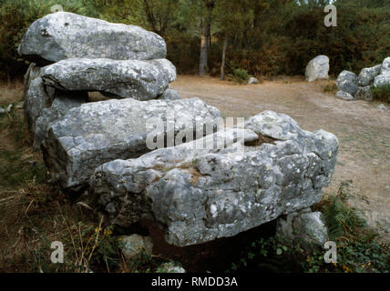 Mané Kerioned, Carnac, Bretagne, Frankreich: Blick NE der westlichen von 3 Jungsteinzeit passage Gräber in einer U-Form öffnen des S. Stockfoto