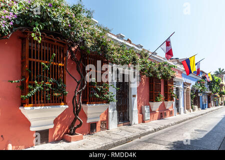 Reihe von historischen Häusern in der Calle Cochera del Hobo, Barrio San Diego, Cartagena de Indias, Kolumbien. Stockfoto