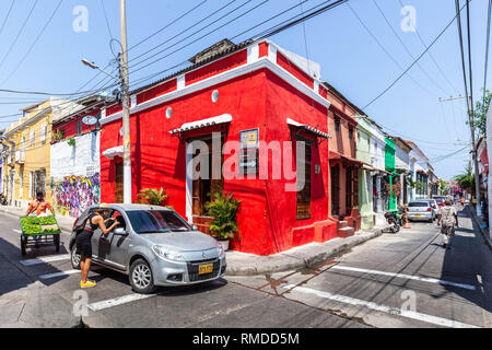 Rotes Haus auf der Ecke der Calle del Carretero und Calle del Espíritu Santo Barrio Getsemaní, Cartagena de Indias, Kolumbien. Stockfoto