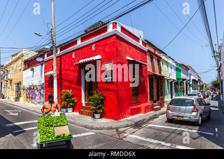 Rotes Haus auf der Ecke der Calle del Carretero und Calle del Espíritu Santo Barrio Getsemaní, Cartagena de Indias, Kolumbien. Stockfoto