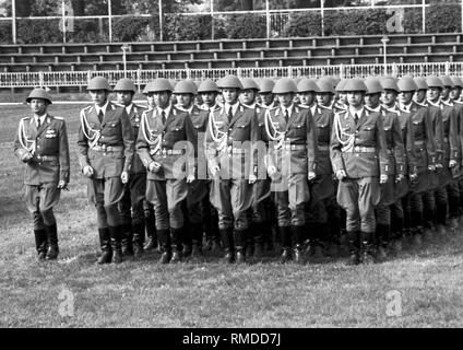 Militärische Zeremonie anlässlich der Vereidigung von Absolventen der offiziershochschule "Ernst Thälmann" der Landstreitkräfte der Nationalen Volksarmee (NVA) der DDR in Löbau. Stockfoto