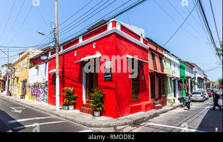 Rotes Haus auf der Ecke der Calle del Carretero und Calle del Espíritu Santo Barrio Getsemaní, Cartagena de Indias, Kolumbien. Stockfoto