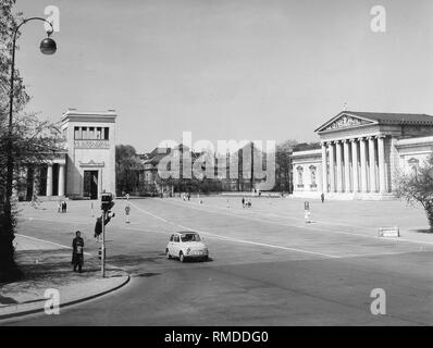 Der Königsplatz in München, auf der linken die Propyläen auf der rechten Seite das Gebäude der Glyptothek. Stockfoto
