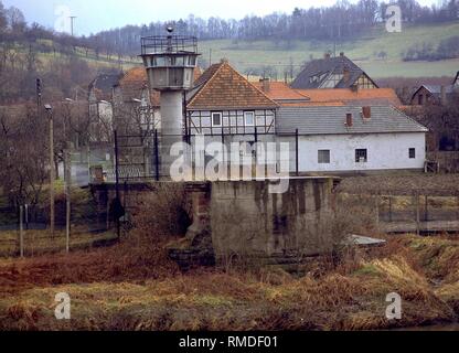 Gesperrte Brücke über den Grenzfluss Werra bei Lindewerra in der DDR. Stockfoto